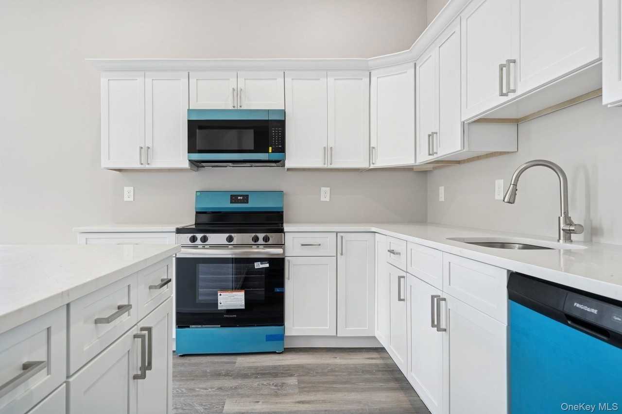 153 Greenwich Ave #201 - Photo 7 of 31