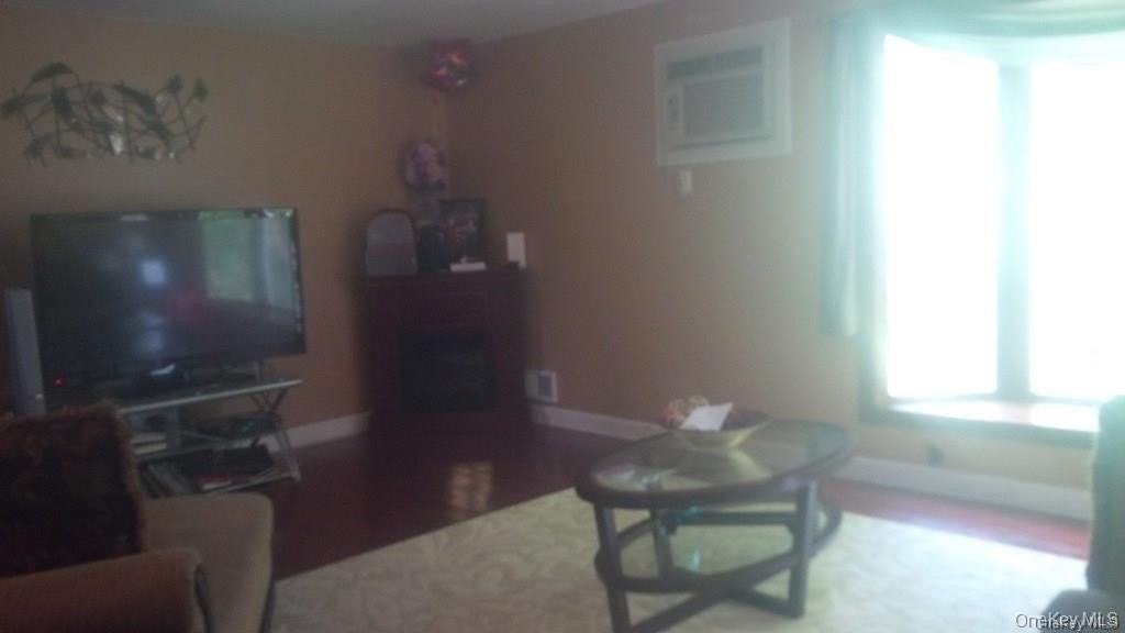 60 Halgren Cres - Photo 4 of 9