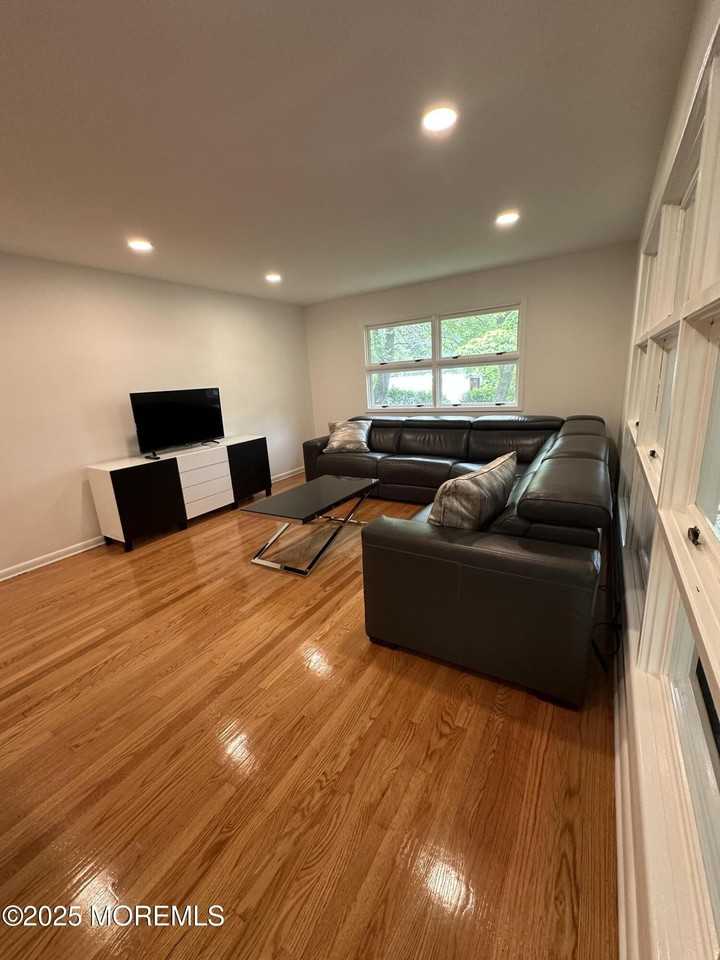 172 Larchwood Ave - Photo 4 of 33