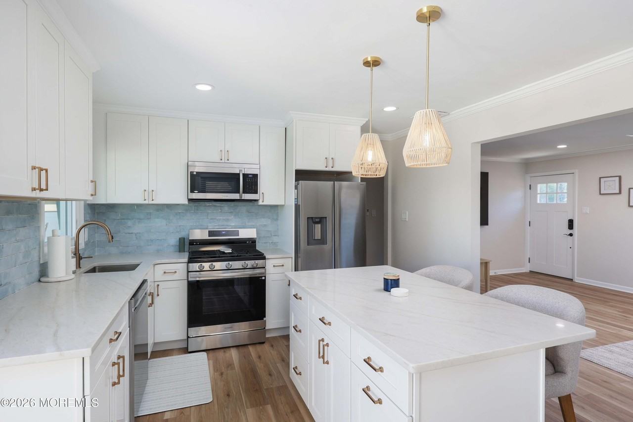 1345 Bay Ave - Photo 5 of 26