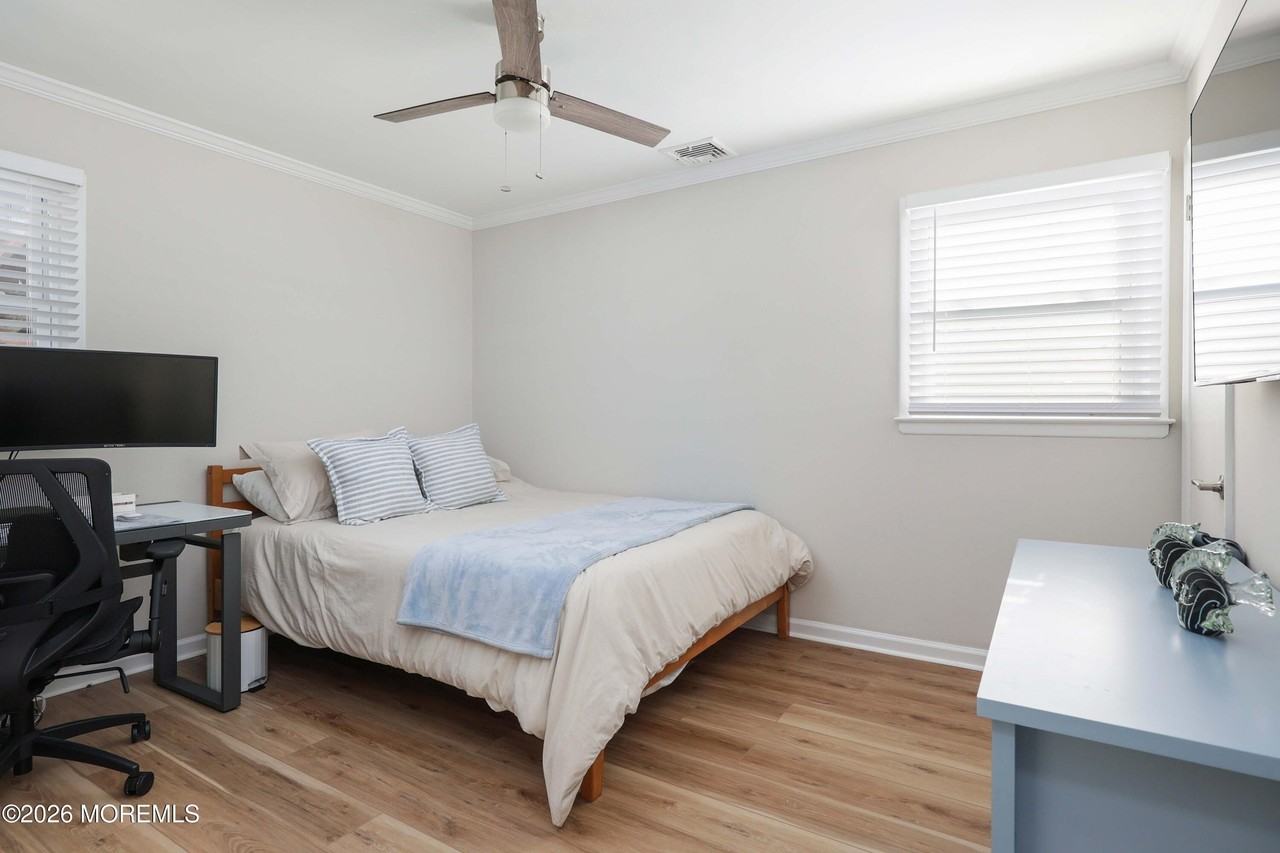 1345 Bay Ave - Photo 6 of 26