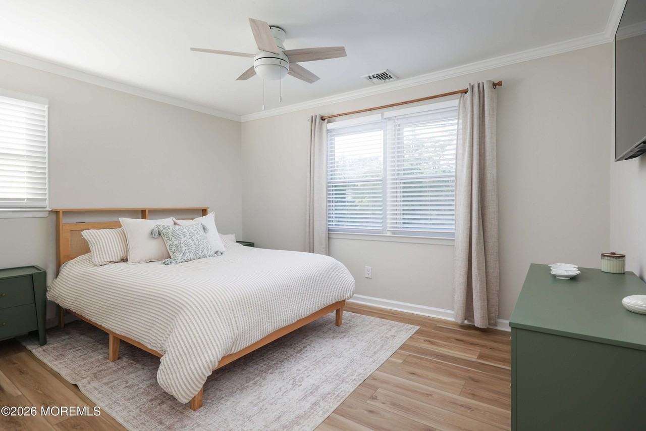 1345 Bay Ave - Photo 7 of 26