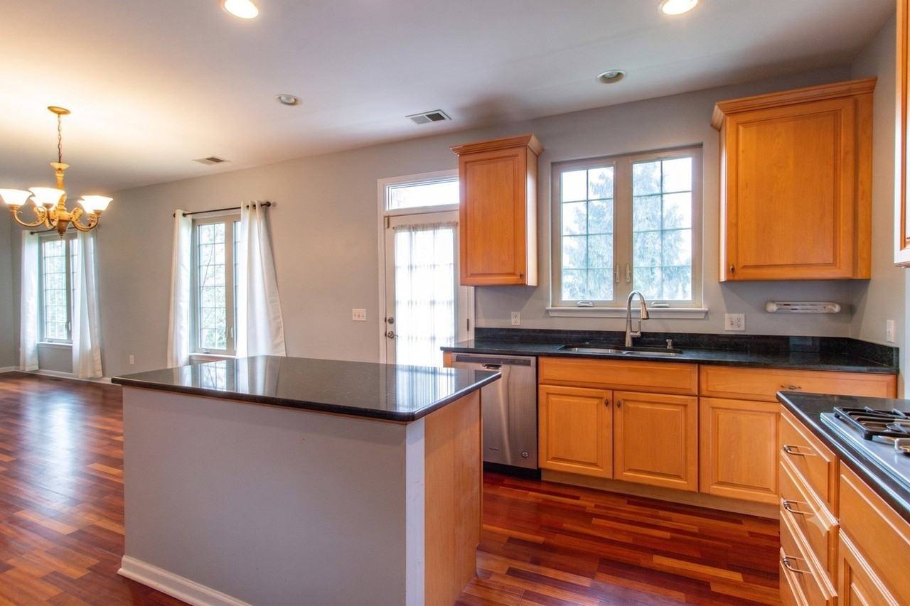 6 Beaconsfield Ct - Photo 7 of 24