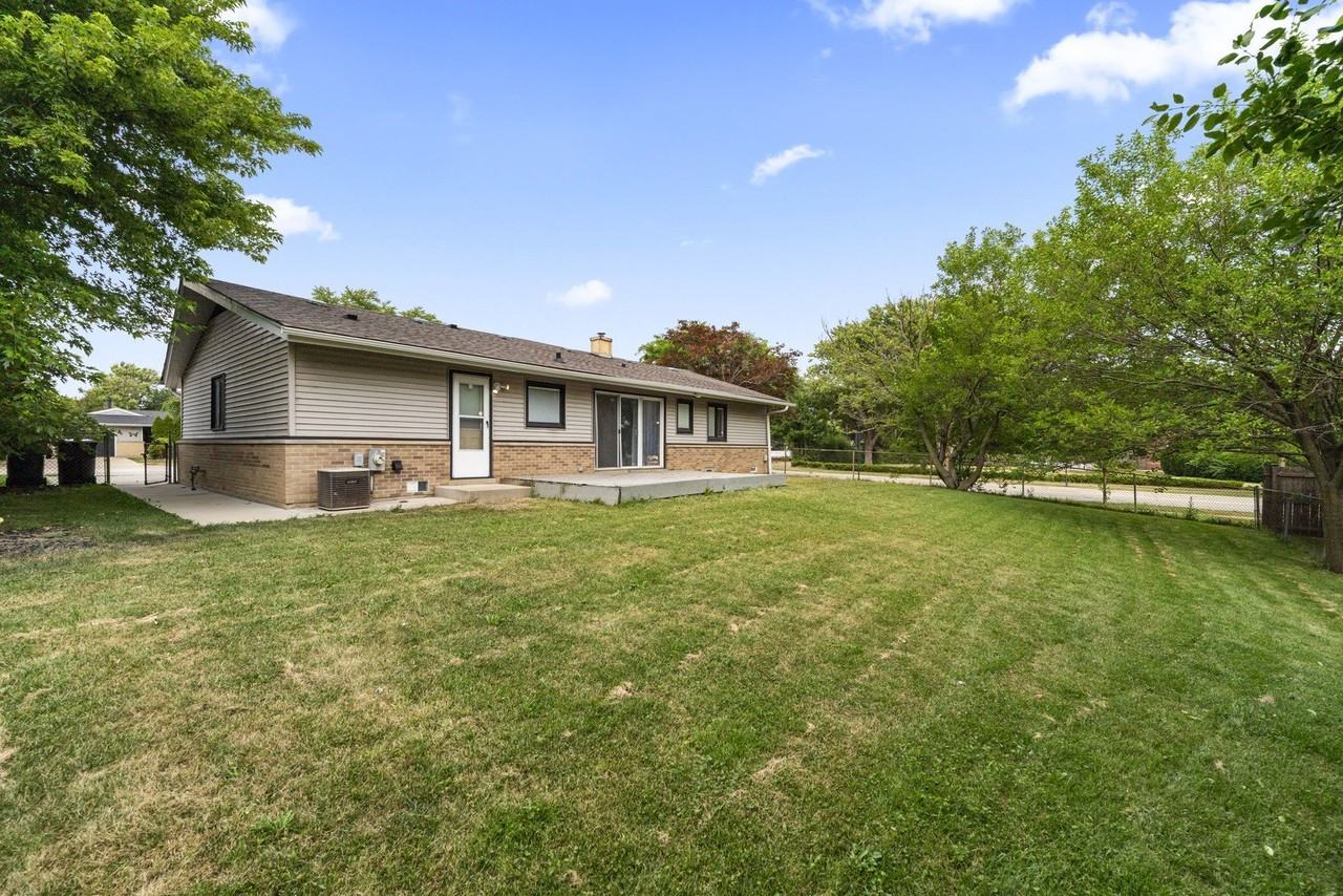 109 Landmeier Rd - Photo 3 of 24
