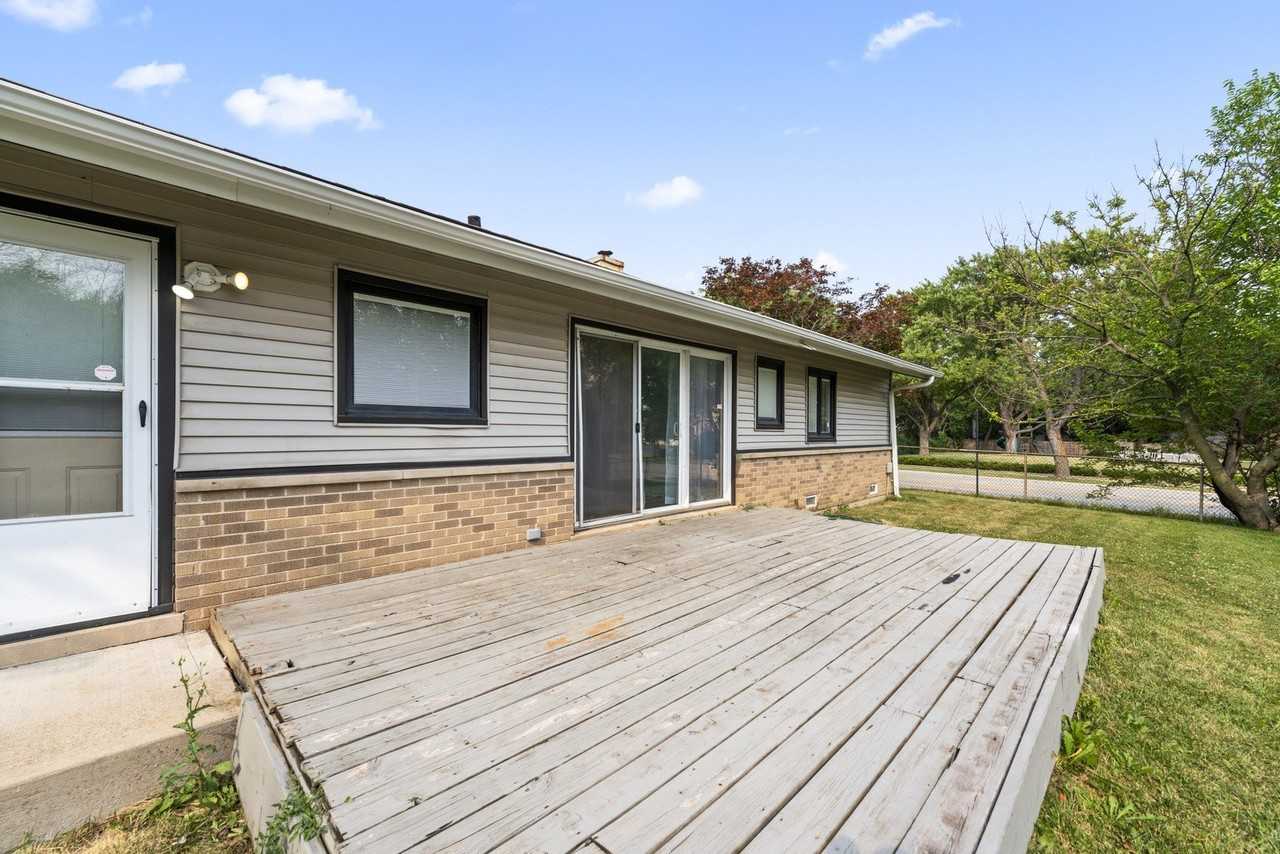 109 Landmeier Rd - Photo 4 of 24
