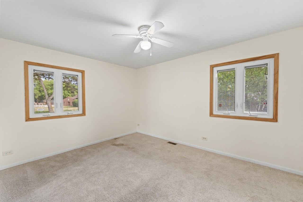 109 Landmeier Rd - Photo 5 of 24