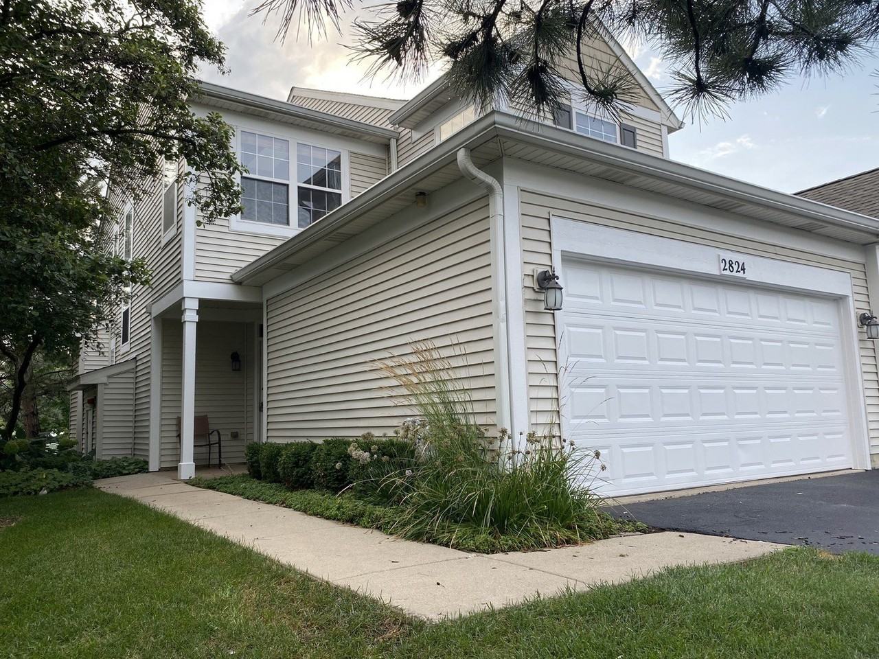 2824 White Thorn Cir - Photo 2 of 28