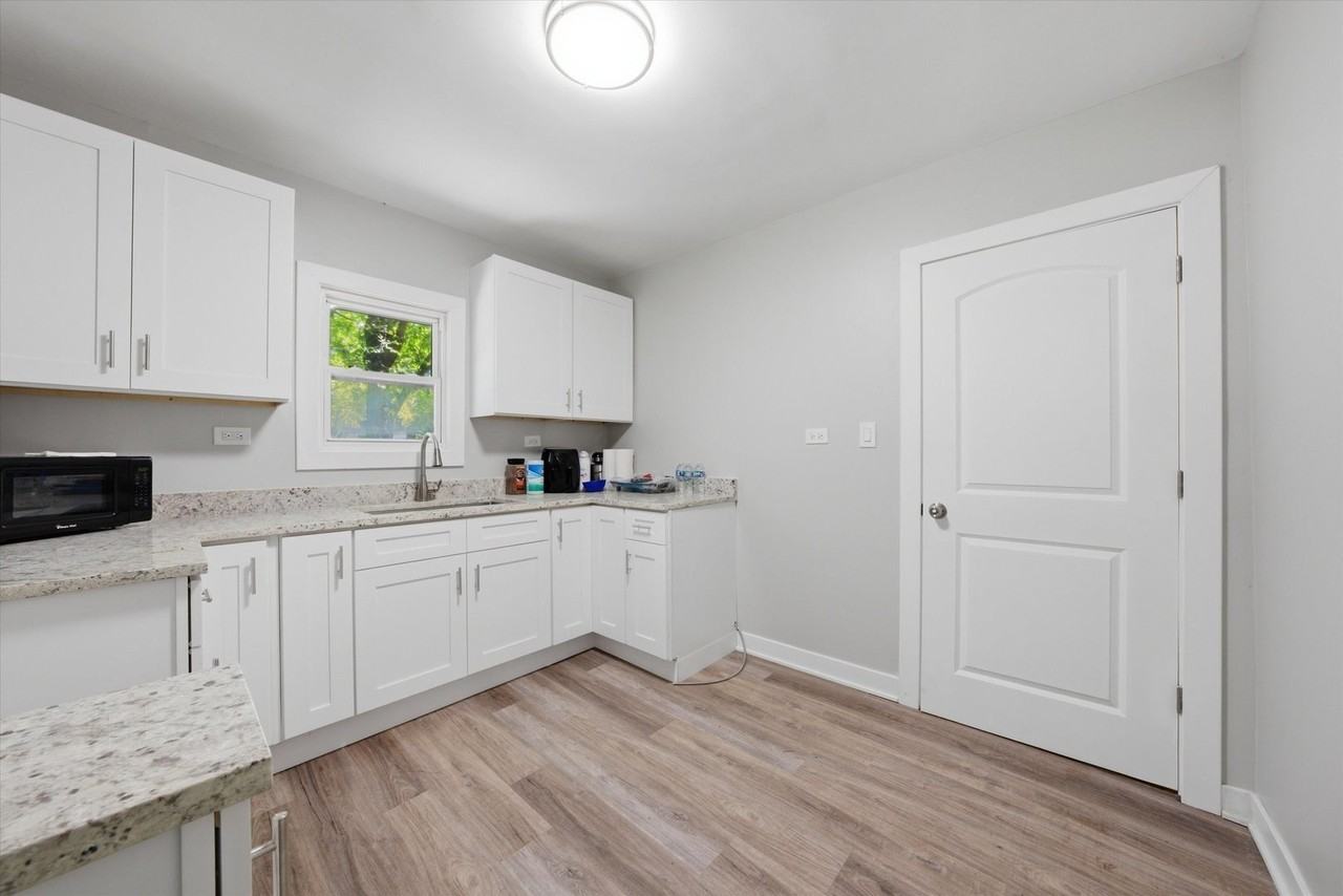 1235 River Dr - Photo 3 of 28