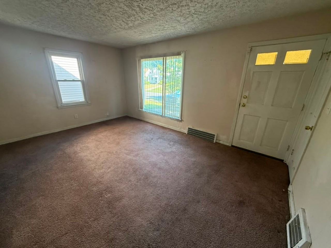 21502 Raymond St - Photo 2 of 21