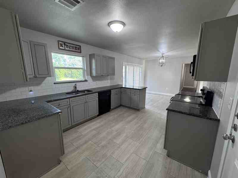 514 Ne 4th St - Photo 5 of 26