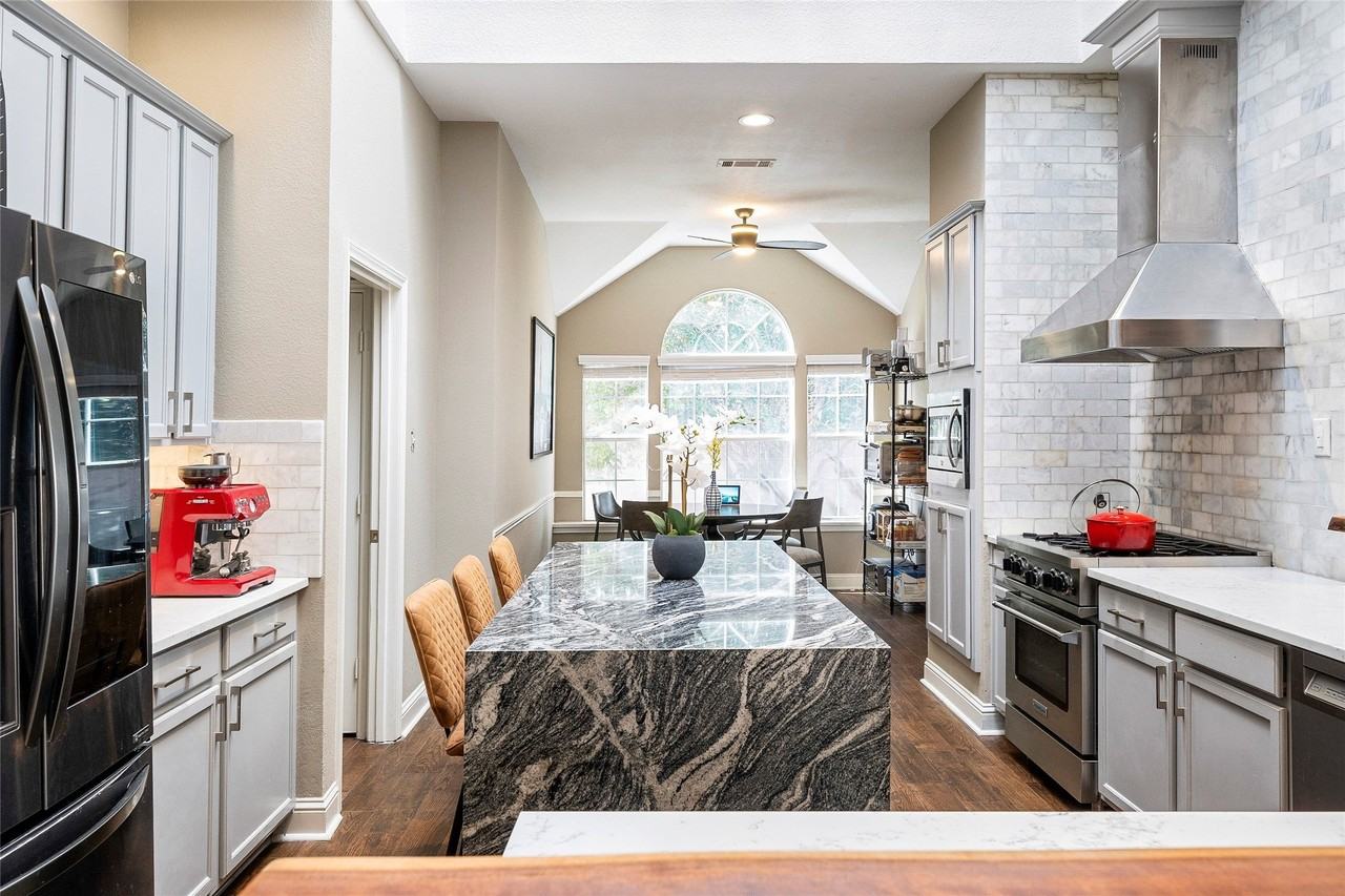 10316 Ashmont Dr - Photo 4 of 22