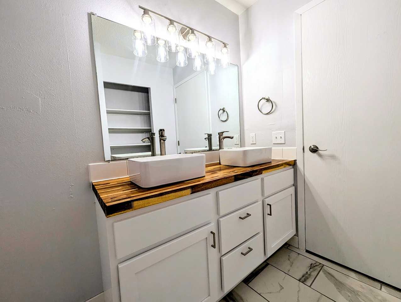 408 E 15th St #201 - Photo 4 of 12