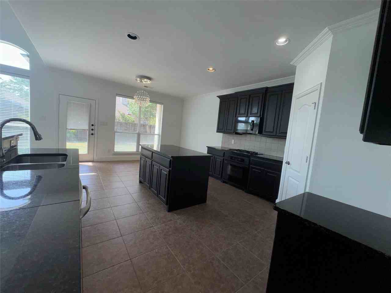 1913 Lawnview Dr - Photo 7 of 21