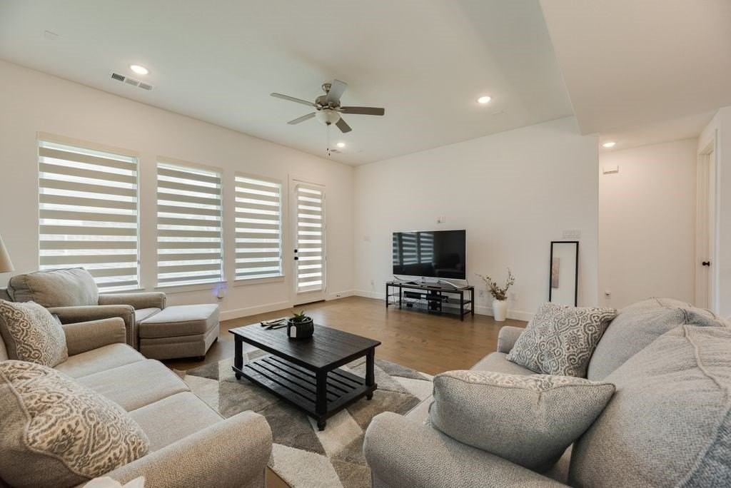 1220 Grass Hollow Pl - Photo 4 of 33
