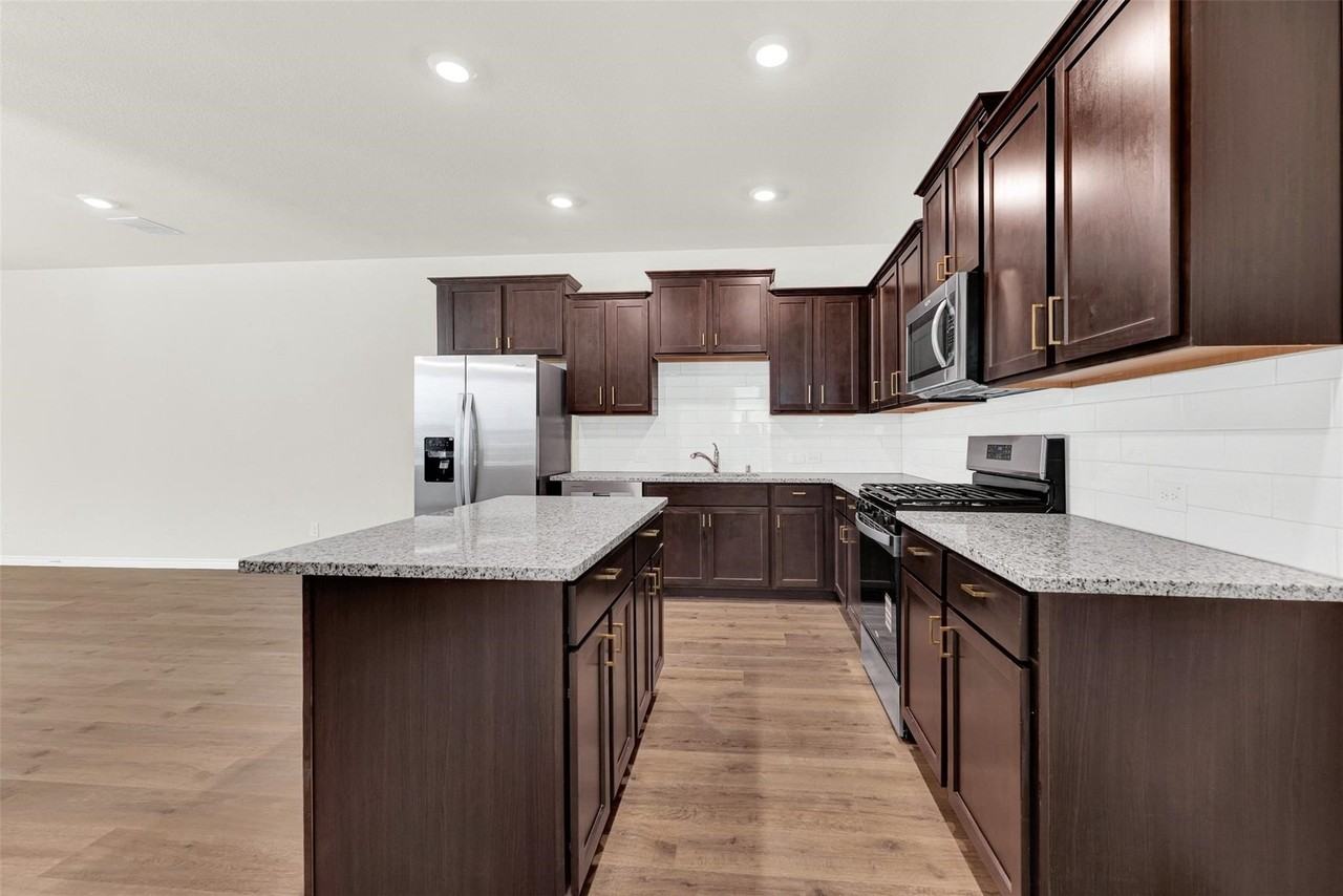 1328 Kimzey St - Photo 2 of 21