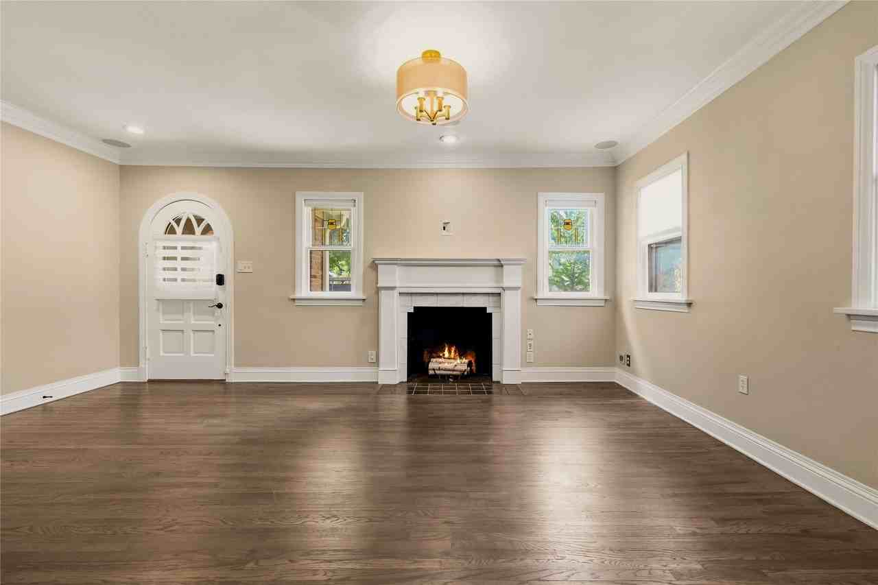 5619 Mccommas Blvd - Photo 4 of 31