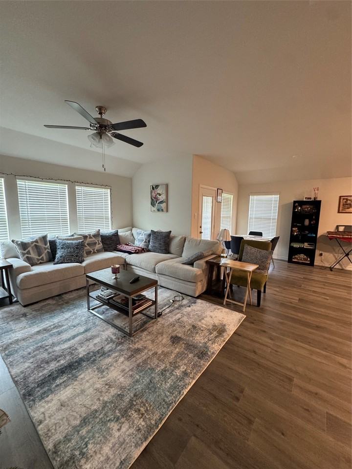 9808 Elk Falls Ln - Photo 5 of 17
