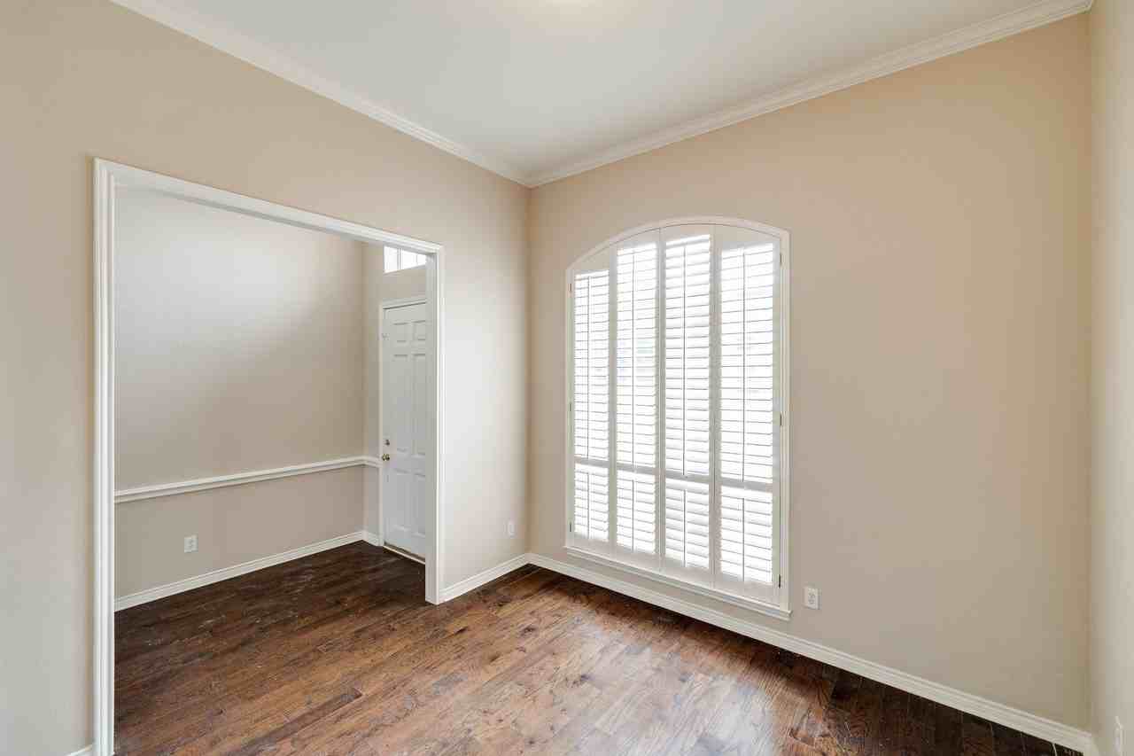2817 Newburyport Ave - Photo 4 of 40