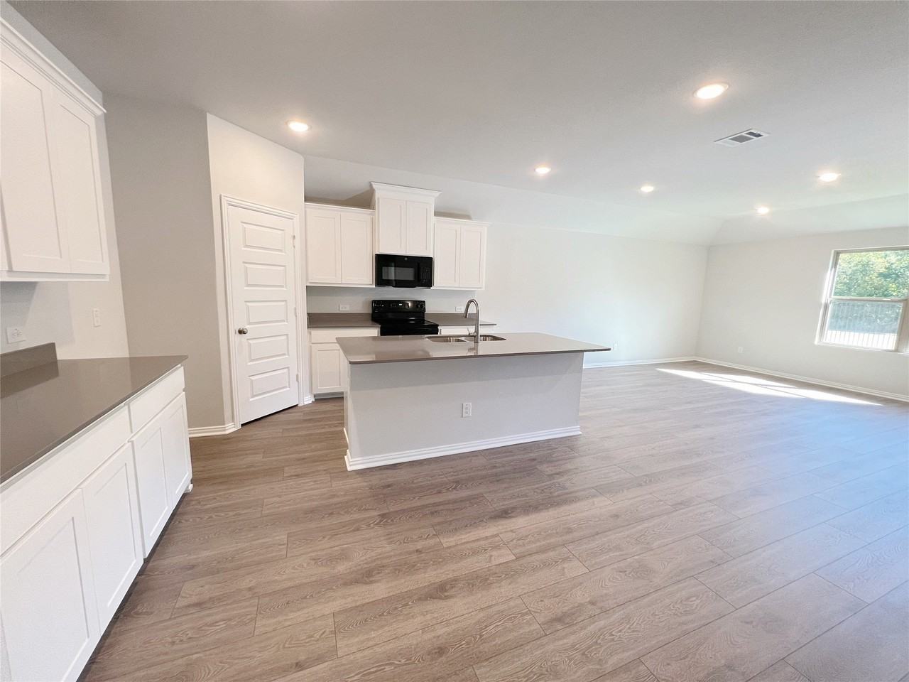 1817 Saint James Place Ln - Photo 3 of 19