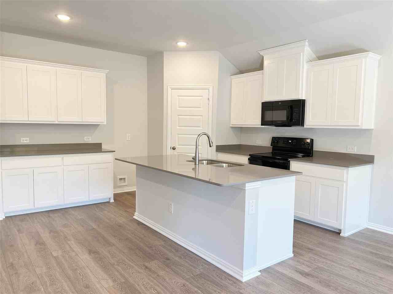 1817 Saint James Place Ln - Photo 4 of 19