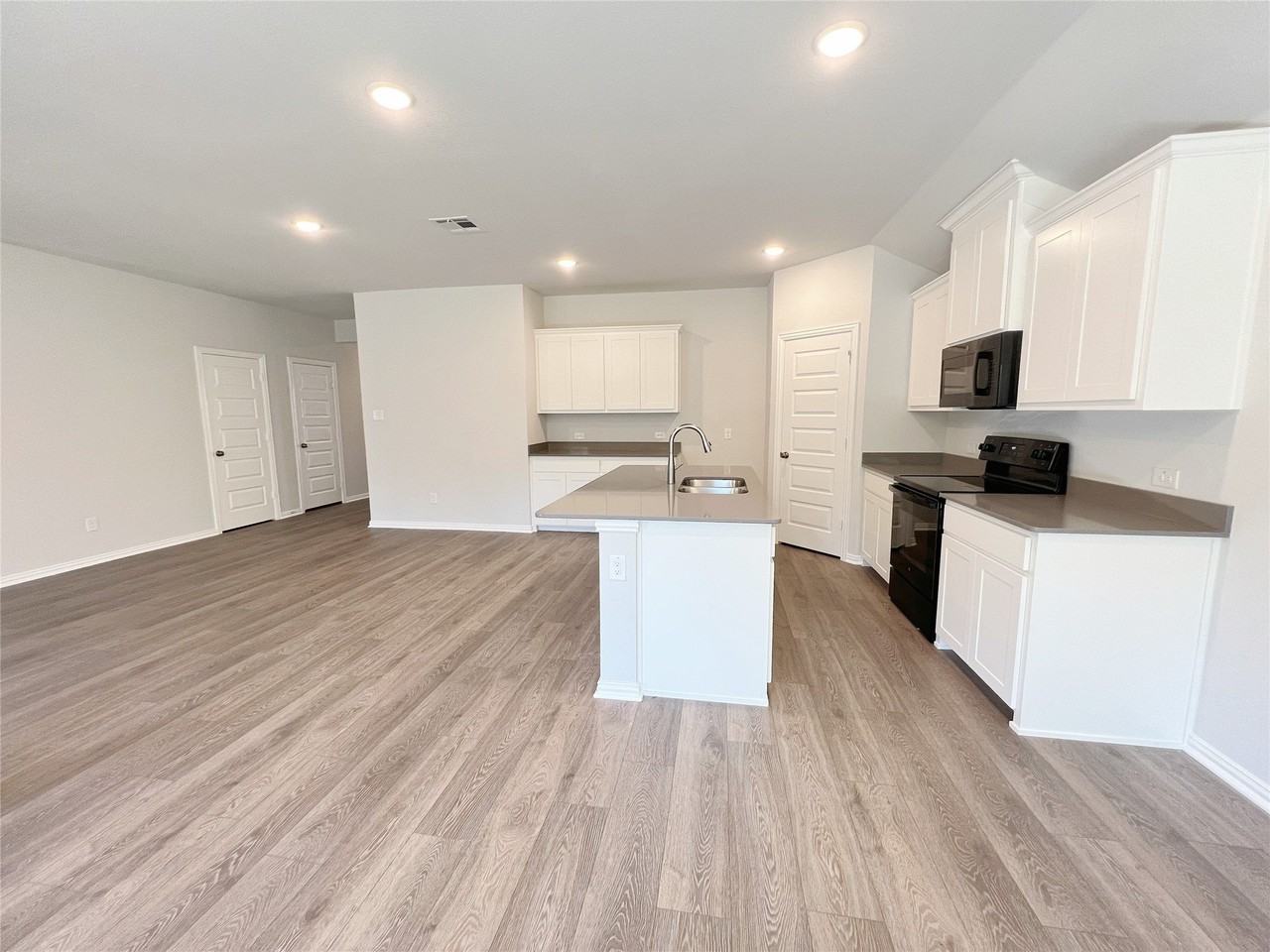 1817 Saint James Place Ln - Photo 5 of 19