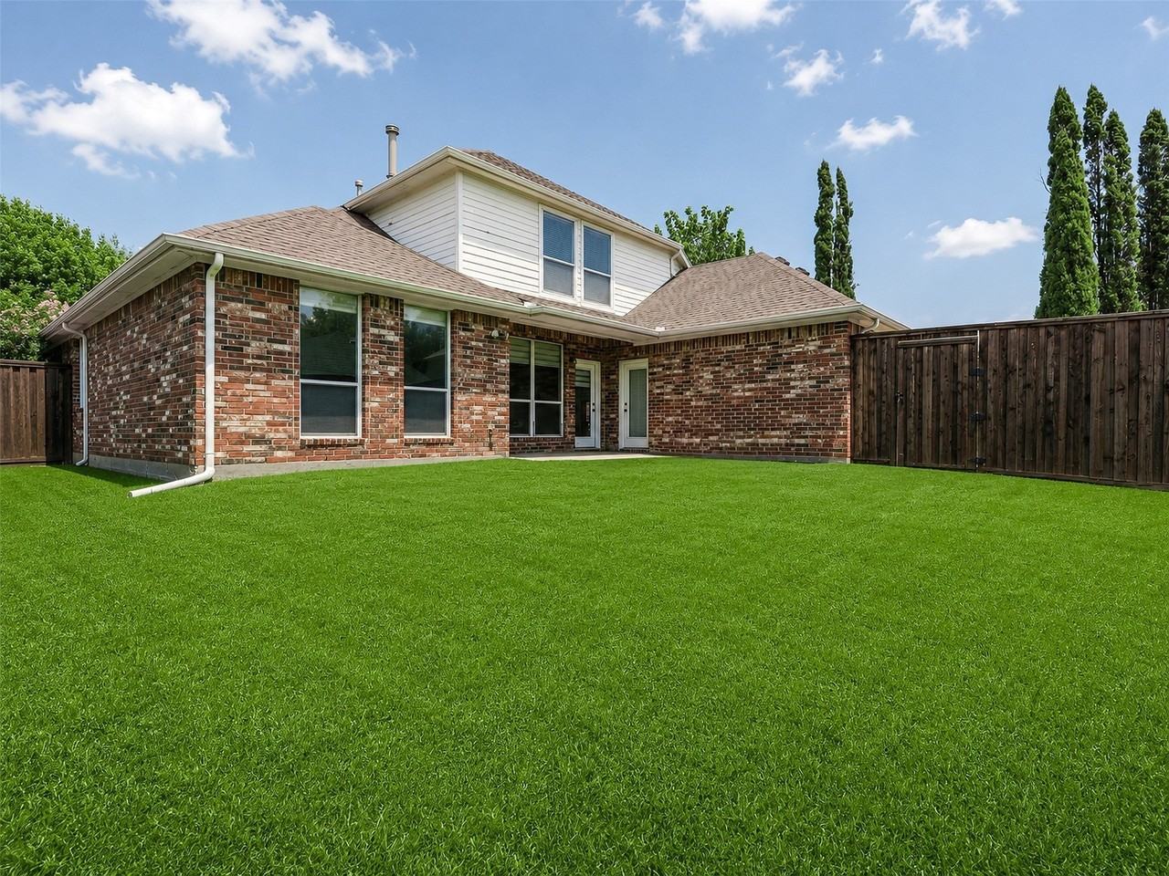 5601 Glenview Ln - Photo 2 of 26