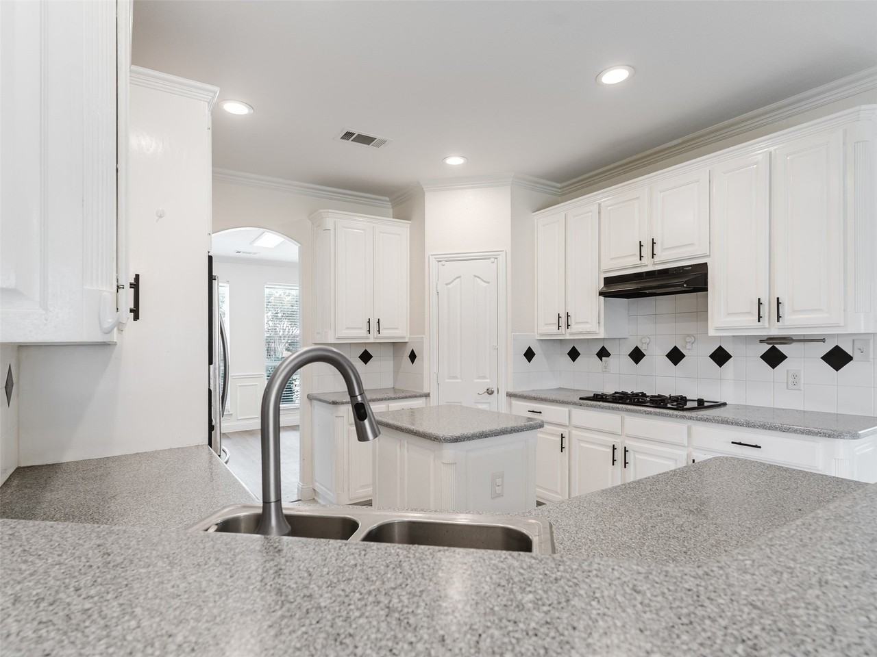 5601 Glenview Ln - Photo 6 of 26