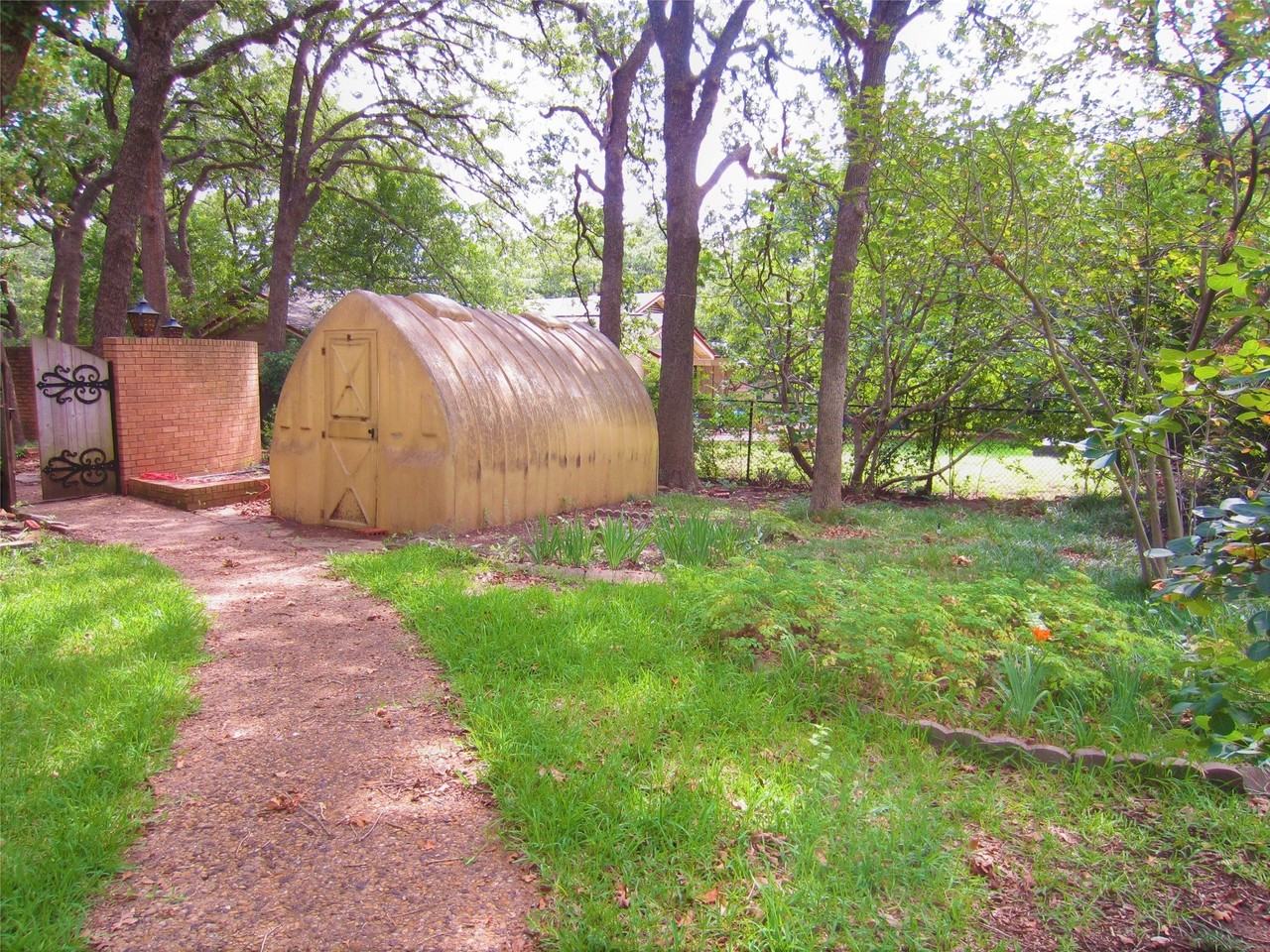 1815 Greenwood Dr - Photo 4 of 23