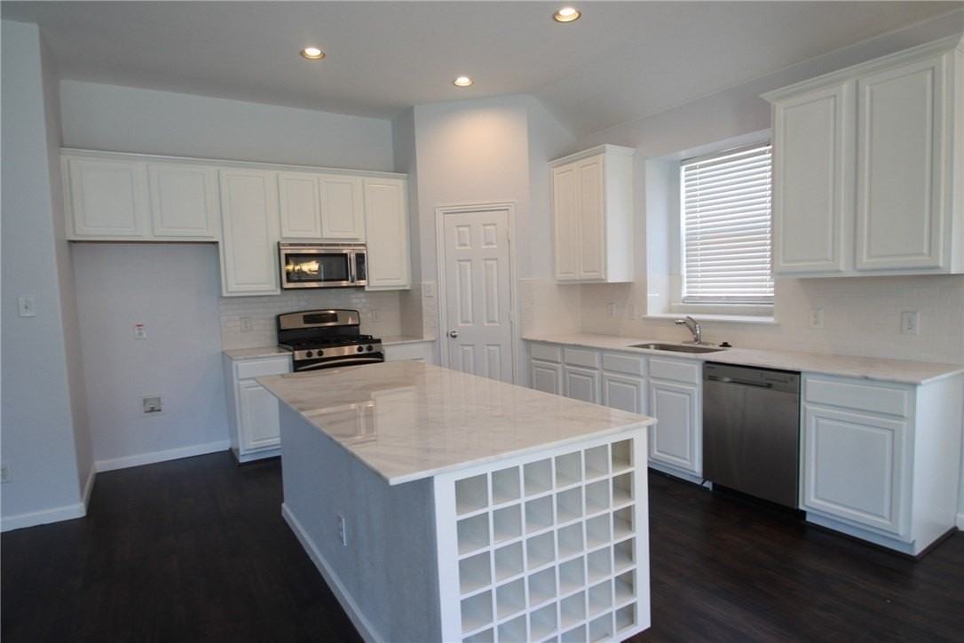 2209 Lanshire Dr - Photo 3 of 17