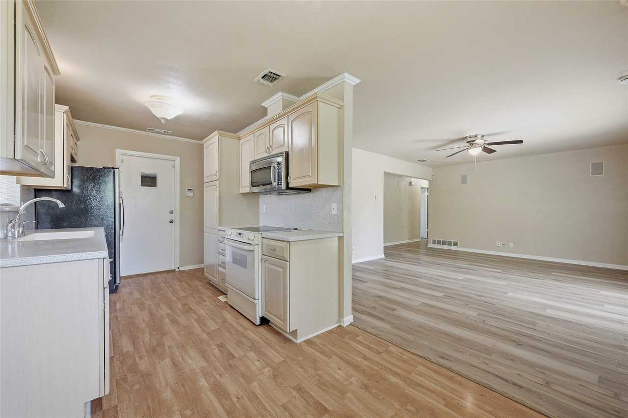 302 Iowa St - Photo 7 of 23