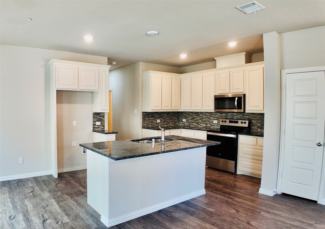 3316 Solana Cir - Photo 2 of 3