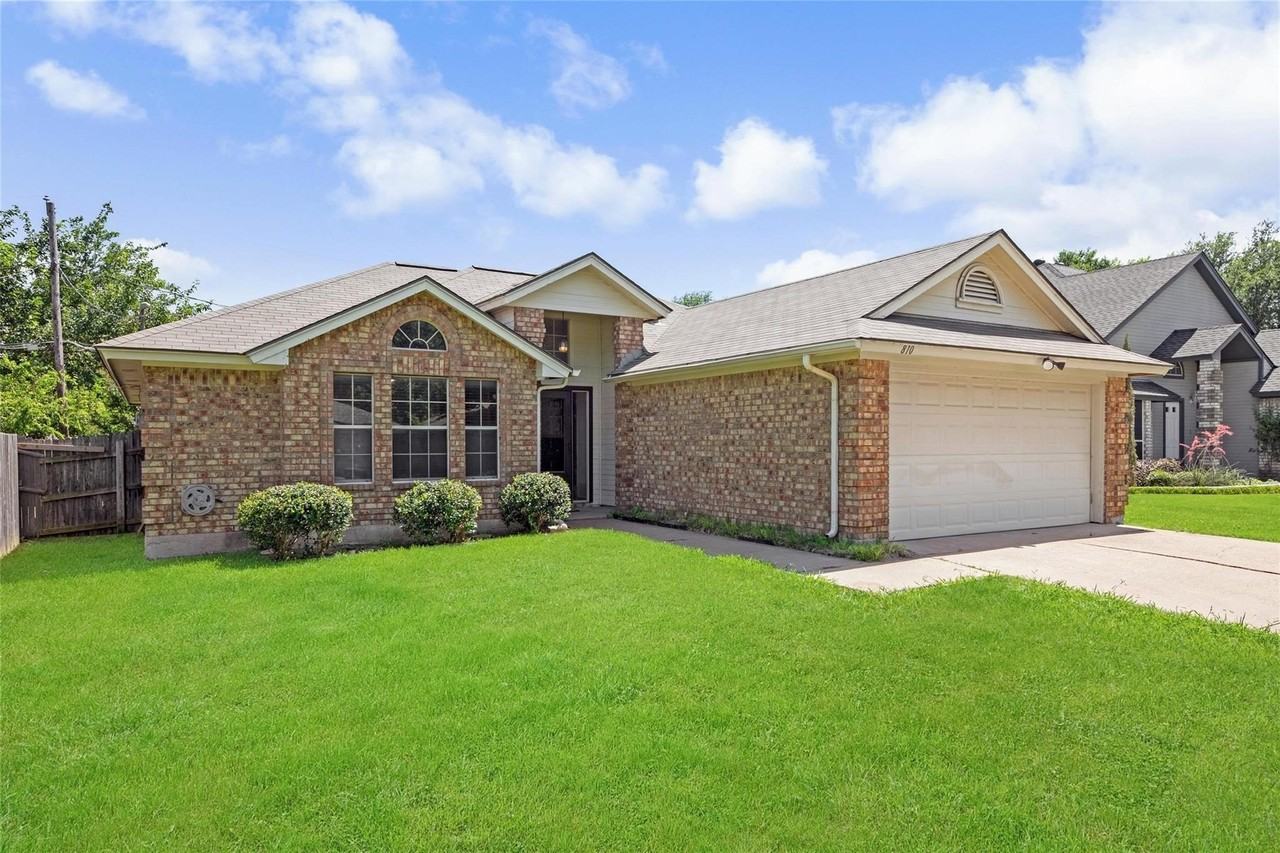 810 Castleview Dr - Photo 2 of 27