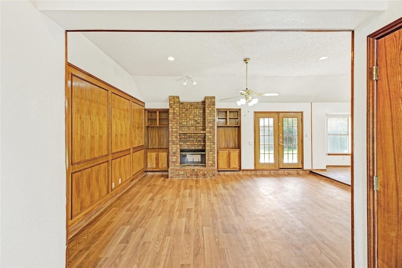 810 Castleview Dr - Photo 4 of 27