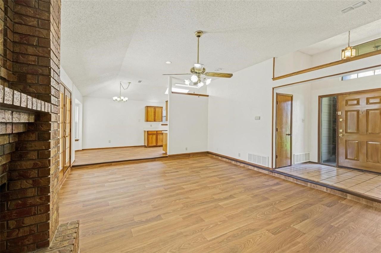810 Castleview Dr - Photo 6 of 27