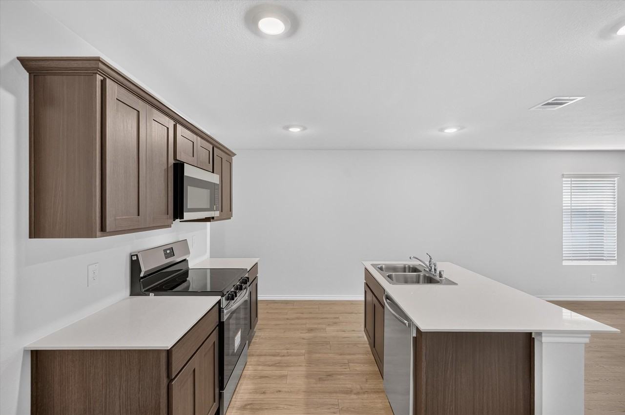 1153 Northfield Dr - Photo 4 of 24