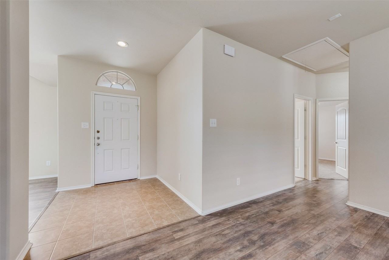 1077 Hampton Bay Dr - Photo 4 of 26