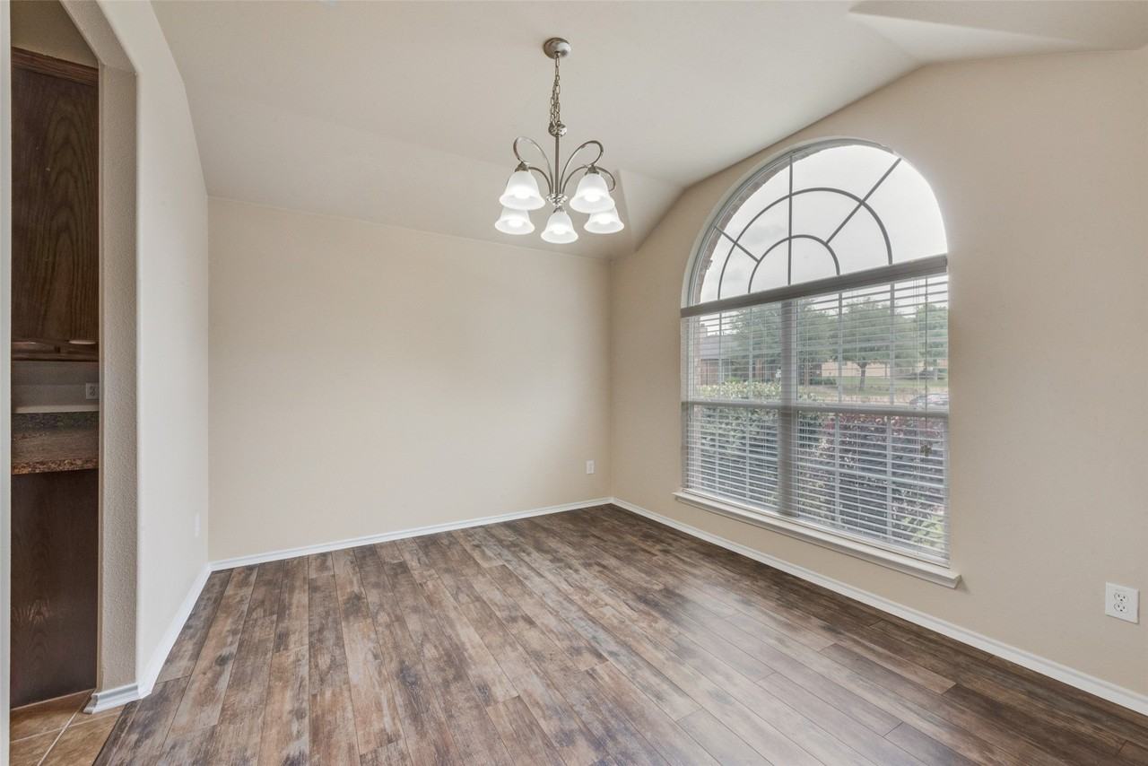 1077 Hampton Bay Dr - Photo 5 of 26