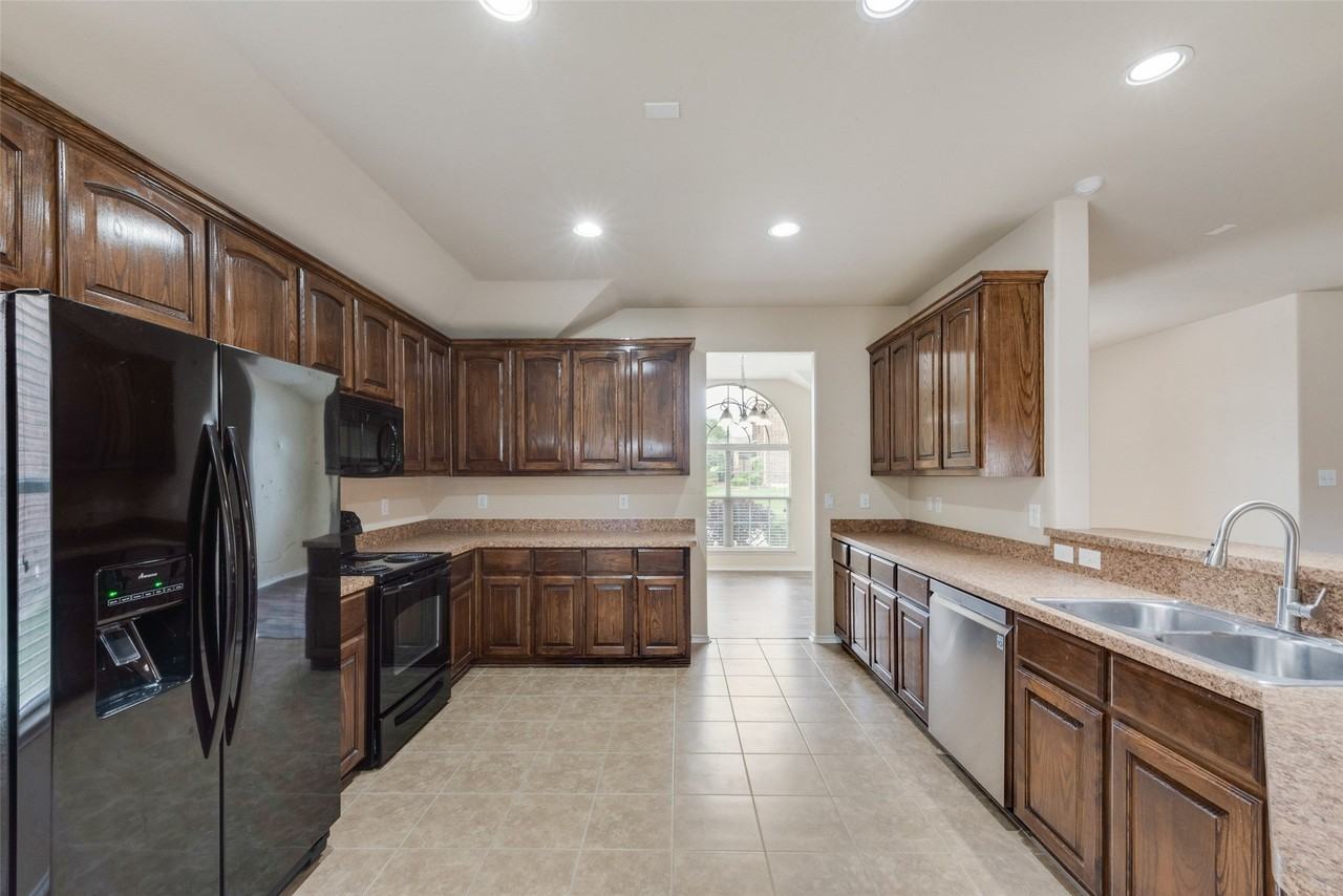1077 Hampton Bay Dr - Photo 7 of 26