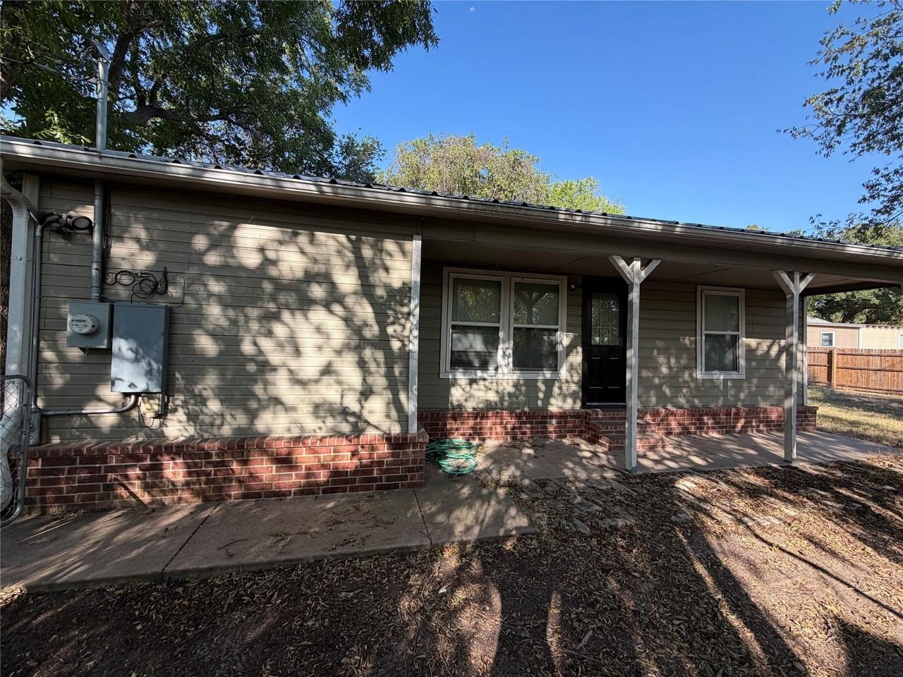 979 W Pecan St - Photo 3 of 30