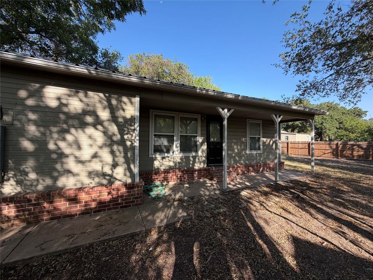 979 W Pecan St - Photo 4 of 30