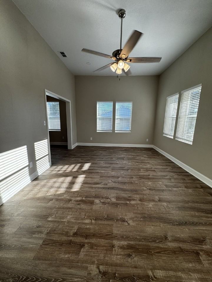 939 W Frey St - Photo 3 of 16
