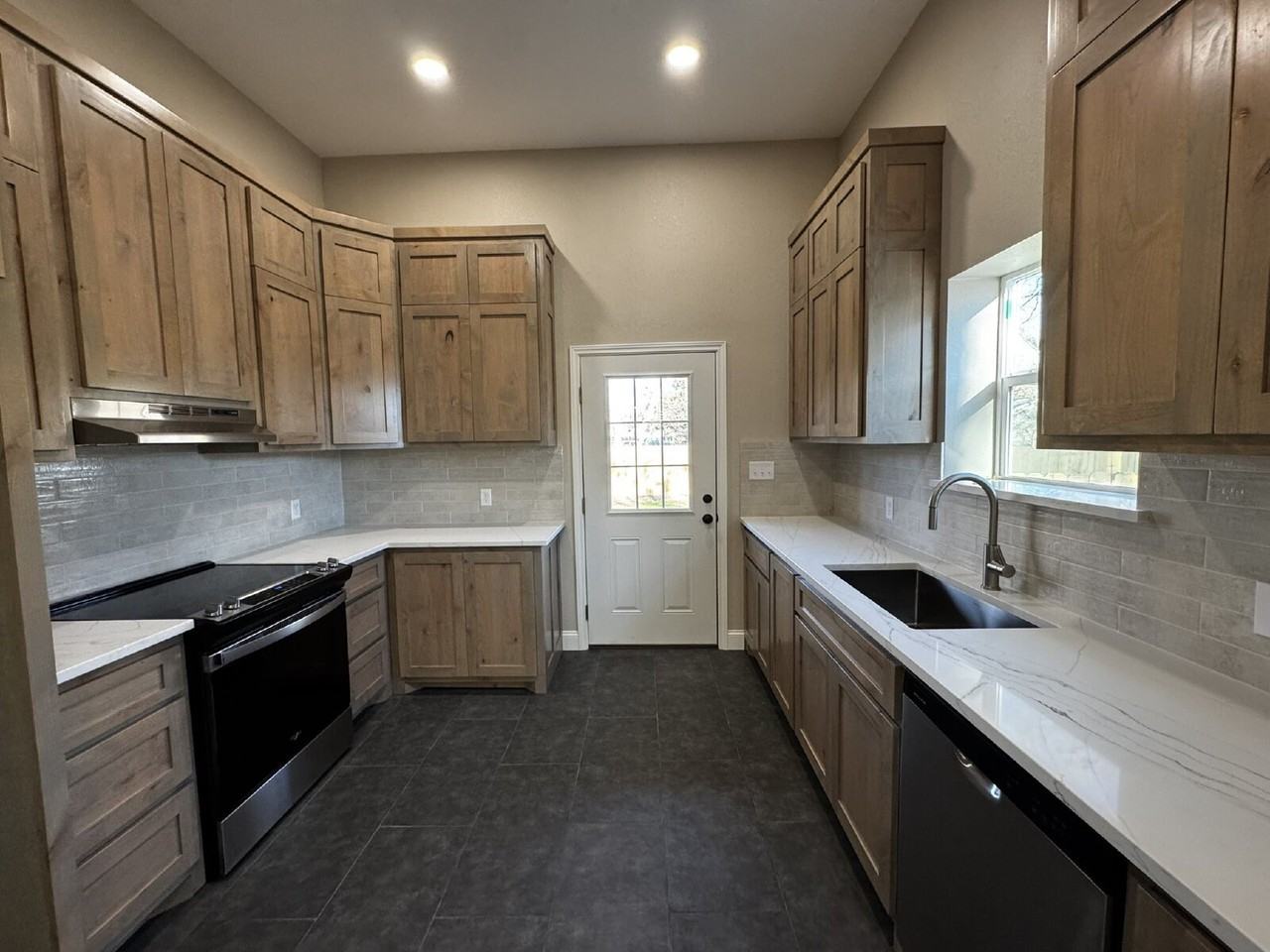 939 W Frey St - Photo 6 of 16