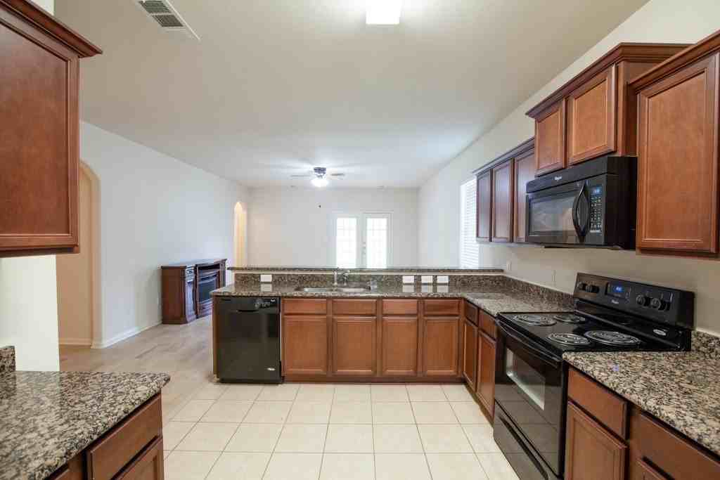 128 Tennyson St - Photo 6 of 37