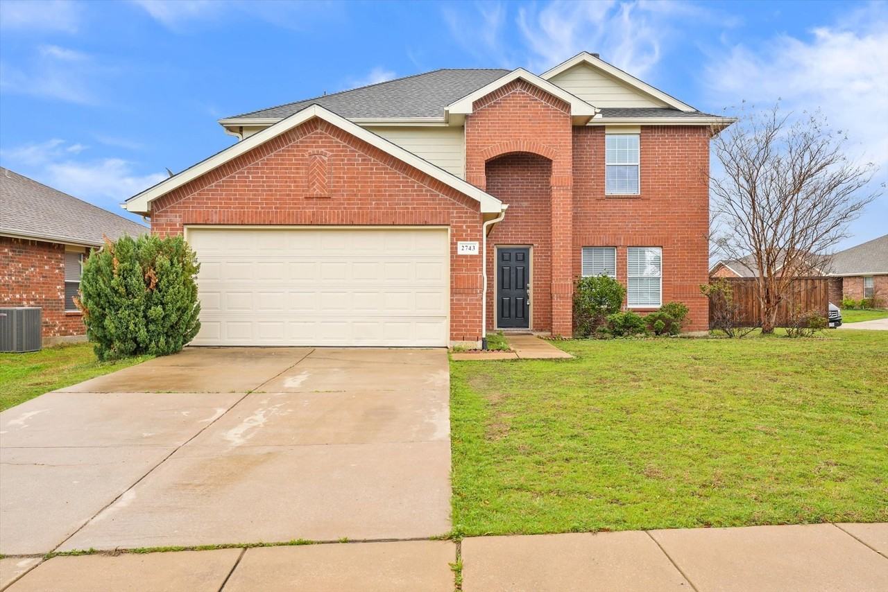 2743 Hacienda Lake Dr