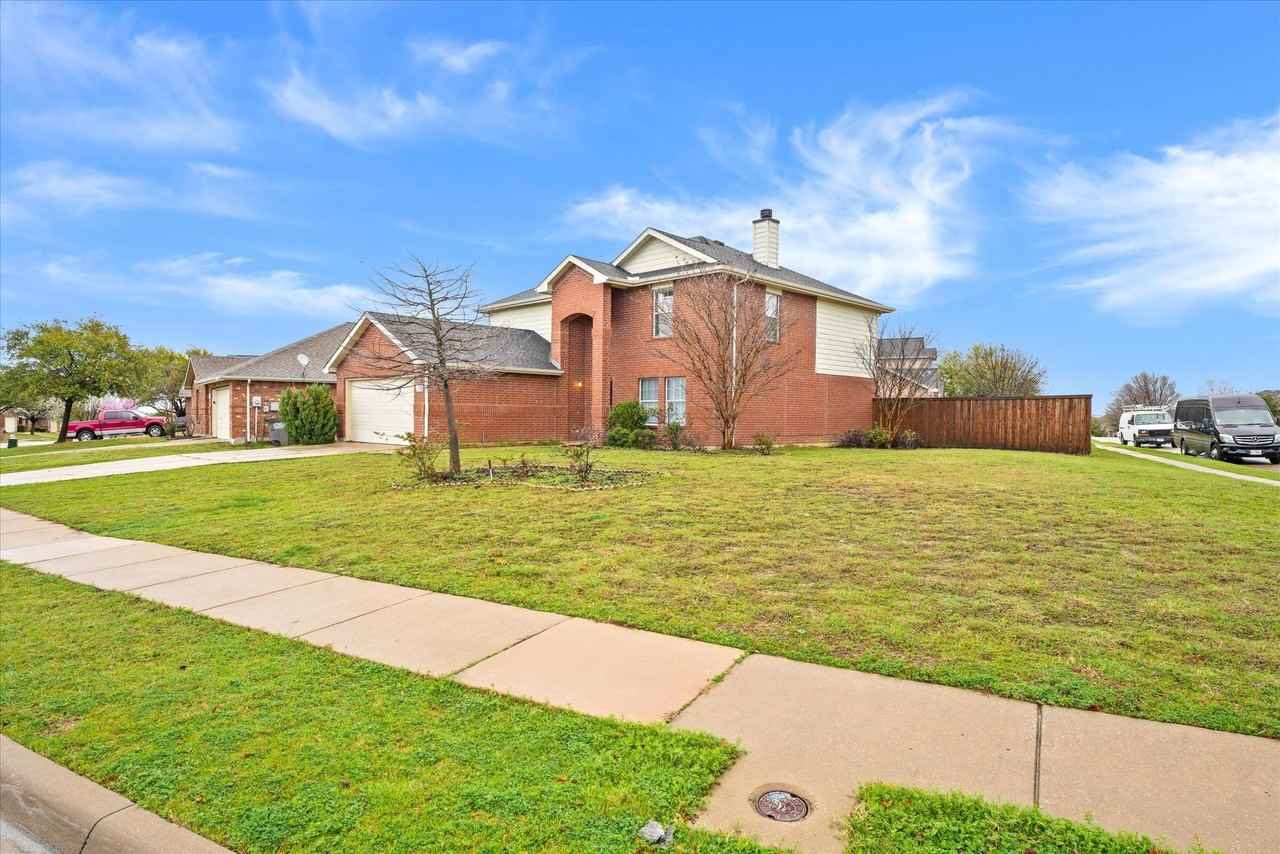 2743 Hacienda Lake Dr - Photo 2 of 33