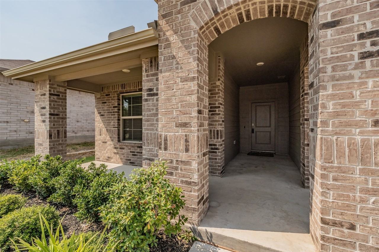 1385 Dillard Creek Dr - Photo 3 of 25