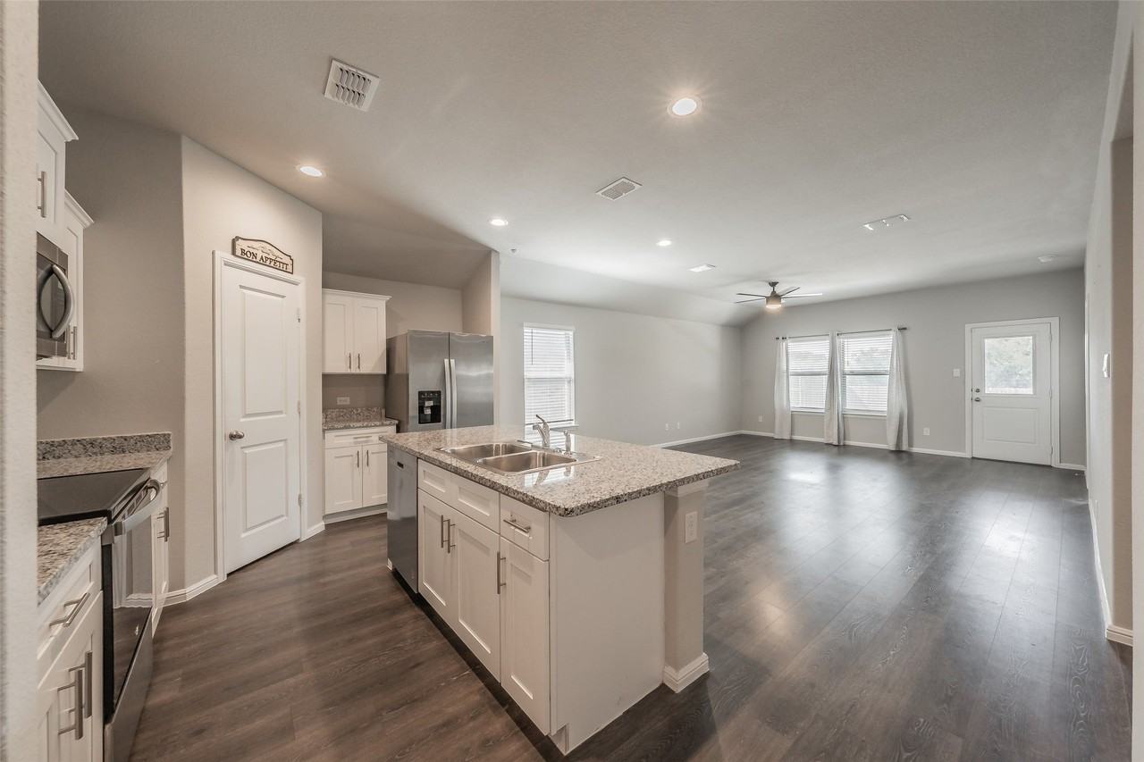 1385 Dillard Creek Dr - Photo 6 of 25