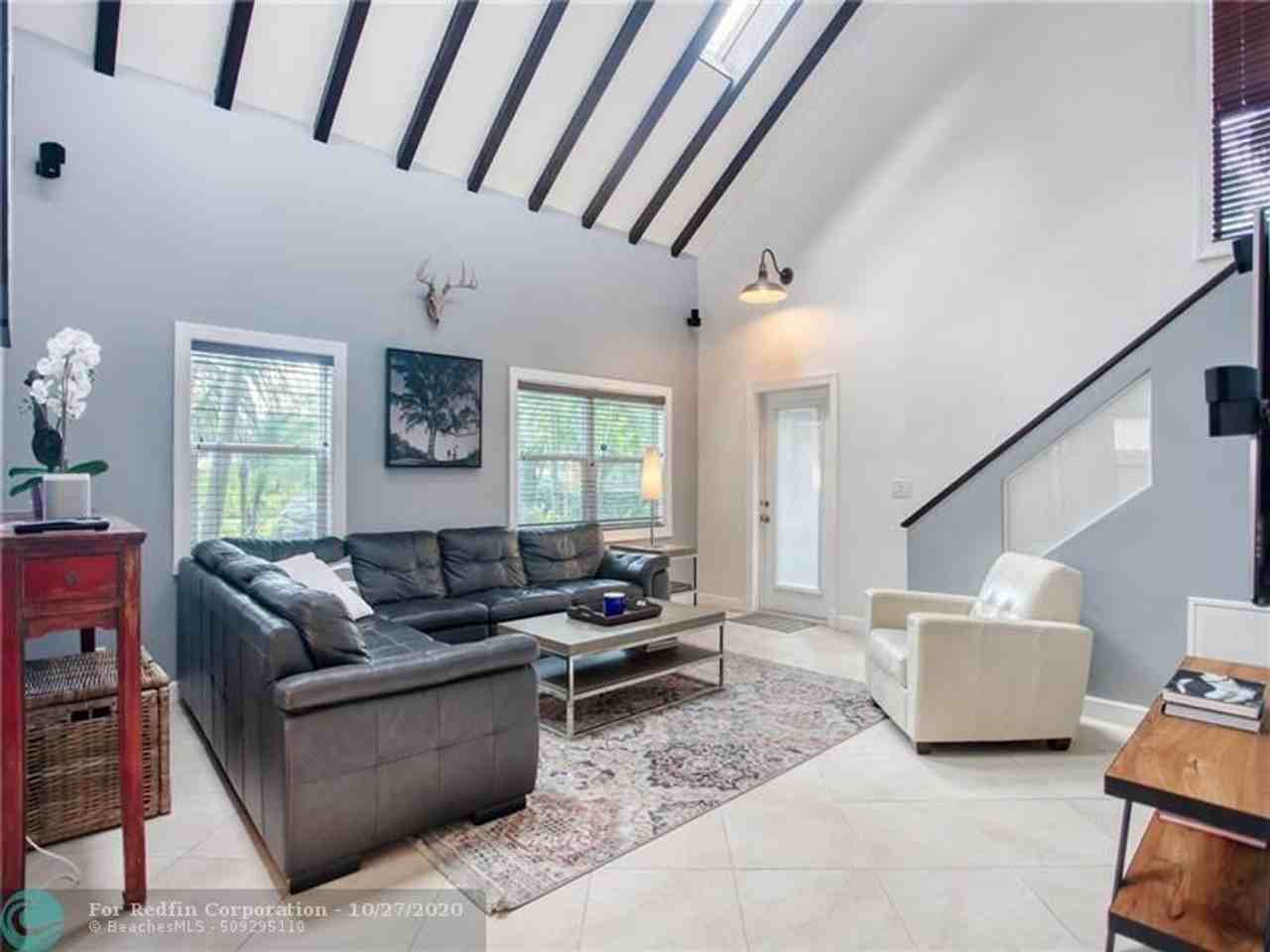 521 N Victoria Park Rd - Photo 4 of 22