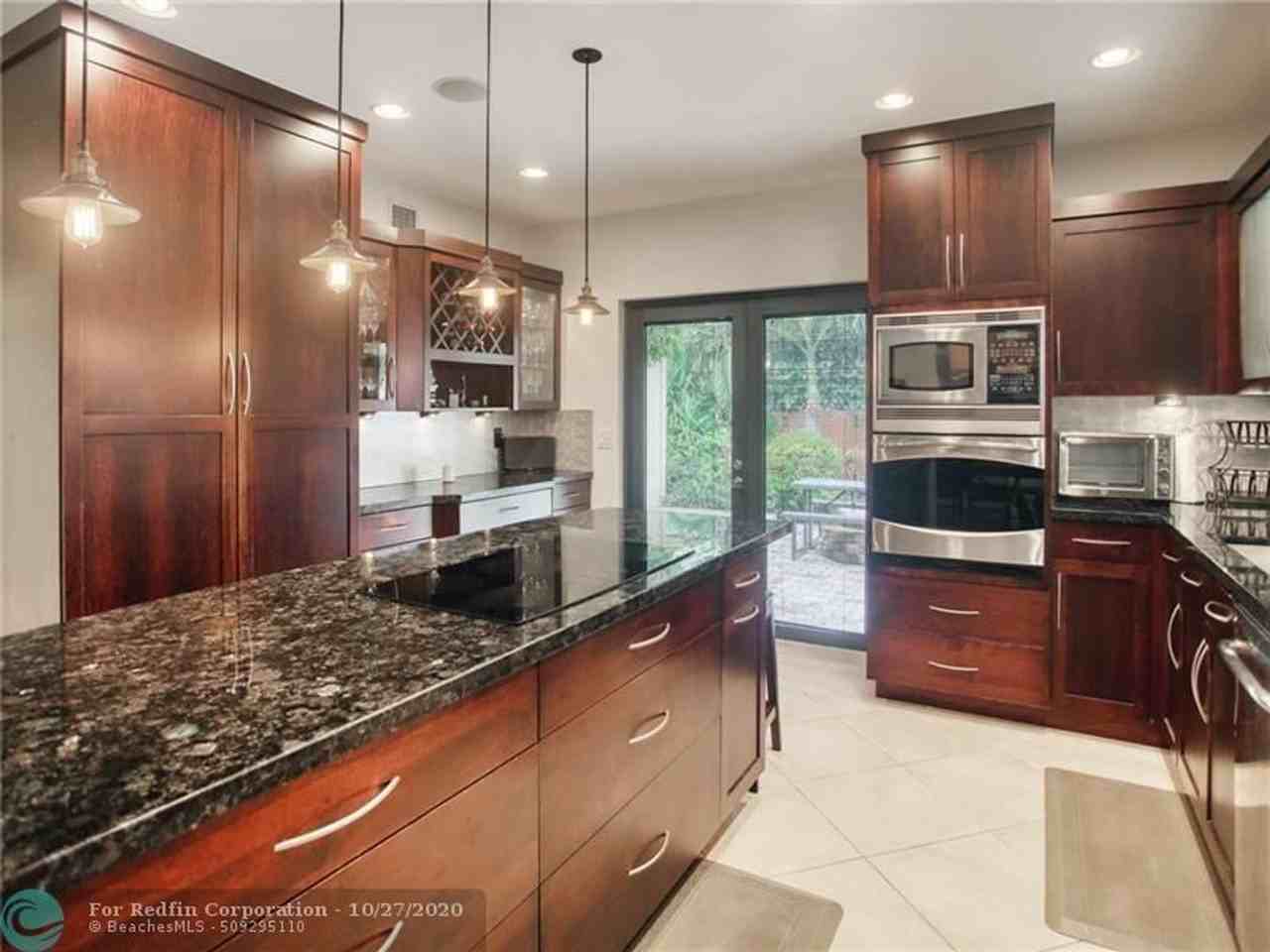 521 N Victoria Park Rd - Photo 7 of 22