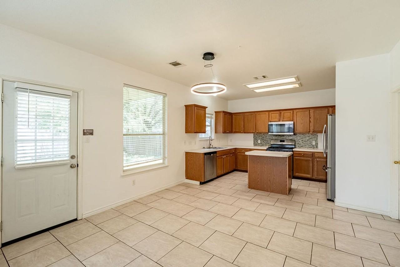 1016 Tom Seaver Pl - Photo 5 of 22